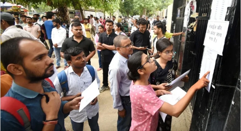 दिल्ली विश्वविद्यालय में एडमिशन की होड़: B.Com (ऑनर्स) सबसे पसंदीदा कोर्स, SRCC ने मारी बाज़ी