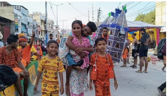 कलयुग की 'सावित्री': बीमार पति को पीठ पर बैठाकर 170 KM की कांवड़ यात्रा पर निकली पत्नी आशा