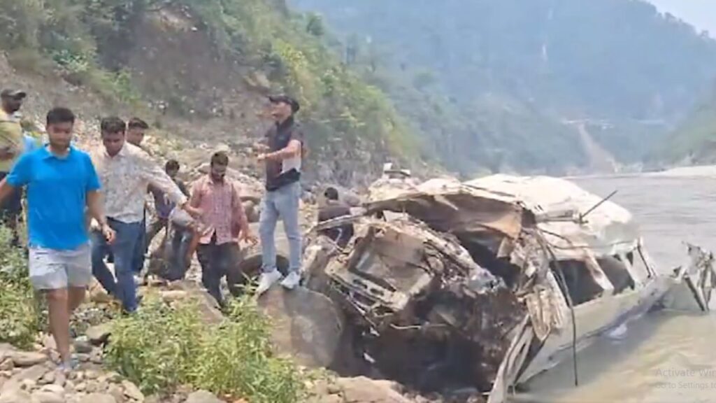 उत्तराखंड में बद्रीनाथ हाईवे पर बड़ा हादसा, टेम्पो ट्रैवलर अलकनंदा नदी में गिरा, 10 लोगों की मौत