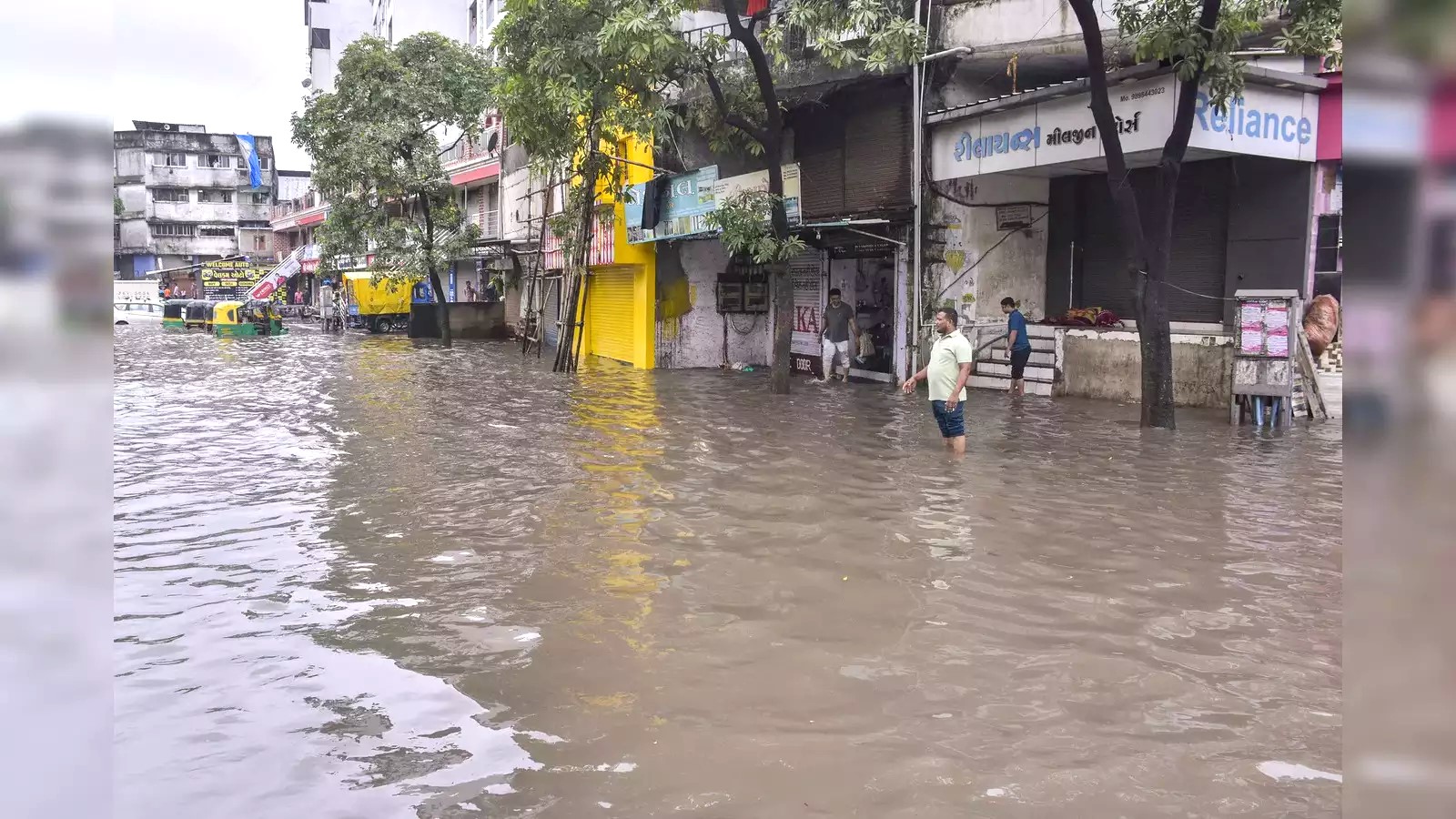 Heavy rains across the country 28 deaths, 939 roads closed in Gujarat; cyclone warning