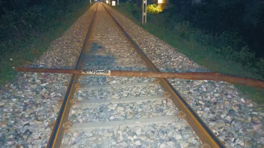 Attempt to derail Naini Doon Express in Rampur, a seven meter long pillar was placed on the track