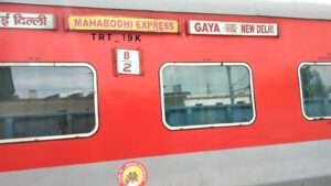 Stone Pelting on Mahabodhi Express in Prayagraj Several Passengers Injured; Stones Enter AC Coach After Breaking Windows