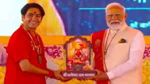 PM Narendra Modi’s Lighthearted Moment at Bageshwar Dham: Opens a ‘Slip’ for Dhirendra Shastri’s Mother